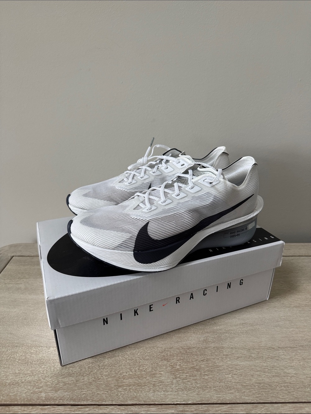 Nike ZoomX Vaporfly Next % 4 White/Obsidian New in Box!